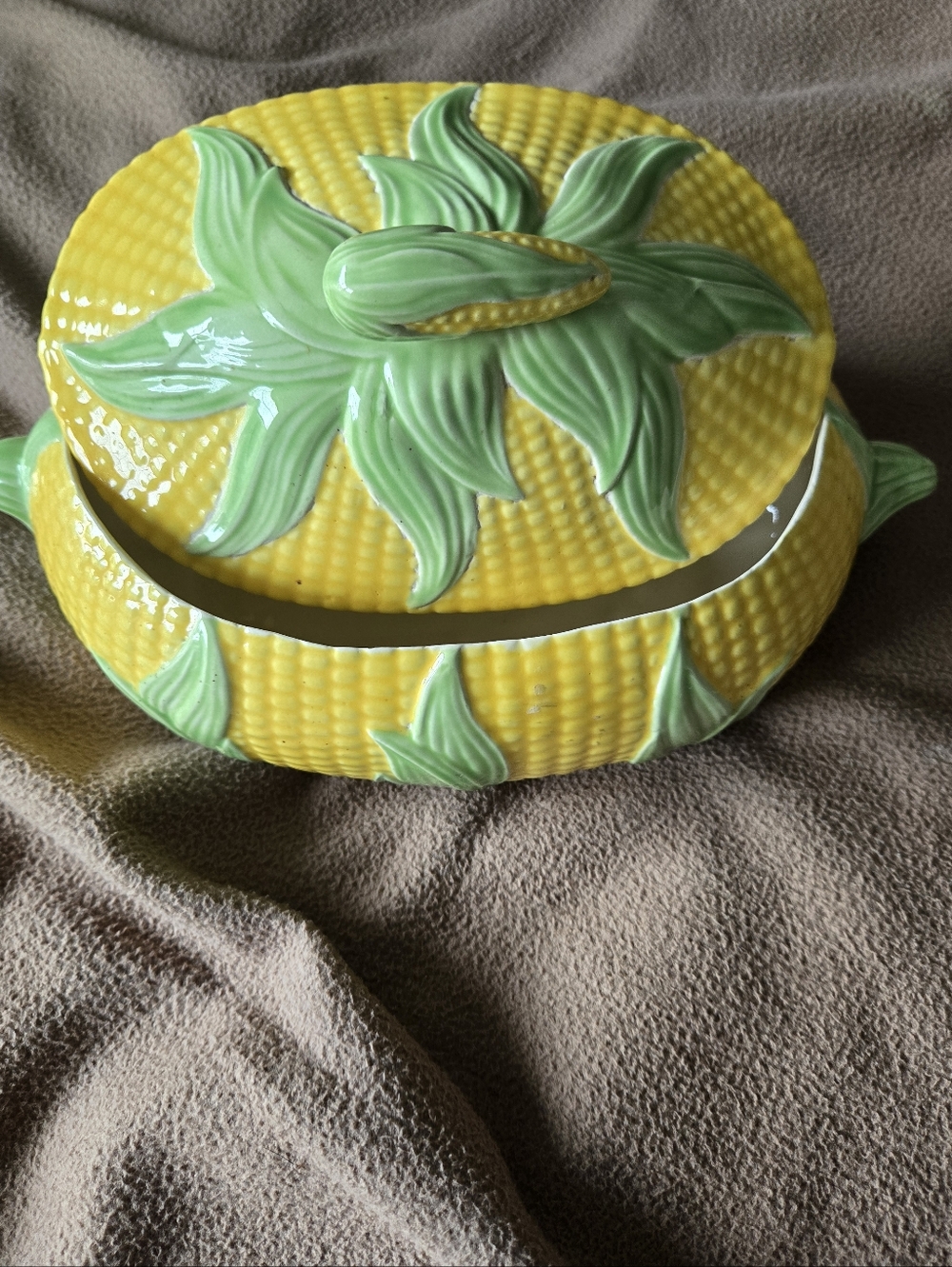 Corn on Cob Shaped Covered Serving/casserole Dish 2 Small Chips .see Pics